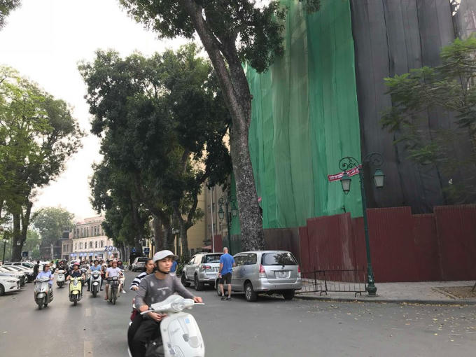 2 ô tô đỗ ngang nhiên trên tuyến phố sát Công an phường Tràng Tiền mà không hề thấy bóng dáng lực lượng chức năng tới xử lý.
