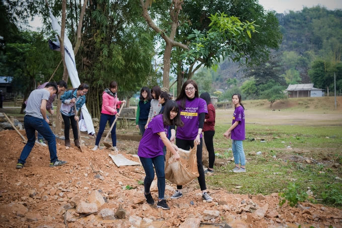 Tú Anh cùng các tình nguyện viên tham gia san đường.