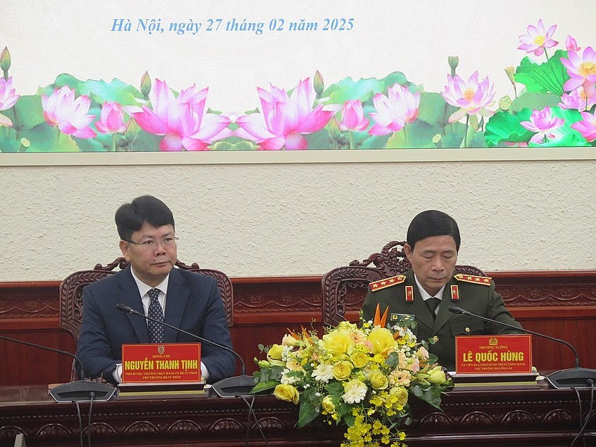 Thứ trưởng Bộ Tư pháp Nguyễn Thanh Tịnh và Thứ trưởng Bộ Công an Lê Quốc Hùng chủ trì Hội nghị.