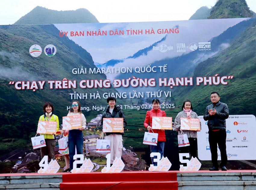 Ban tổ chức trao giải cho các vận động viên ở nội dung chạy 42 km nữ. Ảnh: BHG.