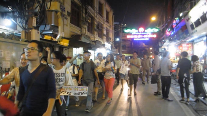 Mọi người cùng nhau đi bộ và thu hút sự tò mò của người đi đường