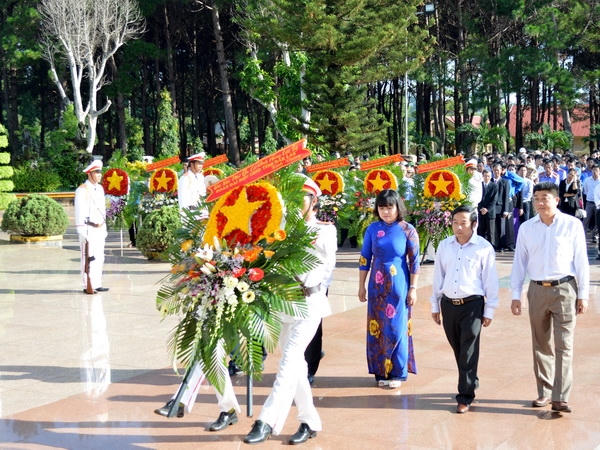 Đoàn đại biểu UBND tỉnh và các Sở, ngành của tỉnh dâng hoa viếng các anh hùng liệt sỹ
