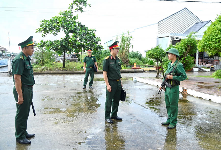 Thành viên đoàn công tác kiểm tra công tác canh phòng của Đồn Biên phòng Gạch Gốc.