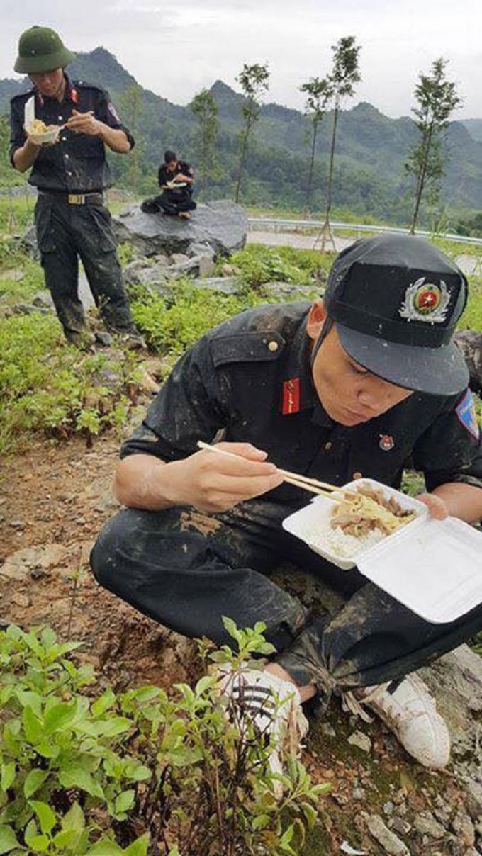 Lào Cai: Hình ảnh CSCĐ, quân đội ngập trong bùn, ăn mỳ tôm sống khắc phục mưa lũ gây bão mạng
