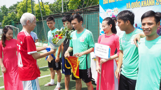 Tiến sĩ Nguyễn Quang Tuấn Phó Viện trưởng Viện Khoa học và Công nghệ GTVT trao giải ba cho đội Liên quân các nhà báo tại Hà Nội.