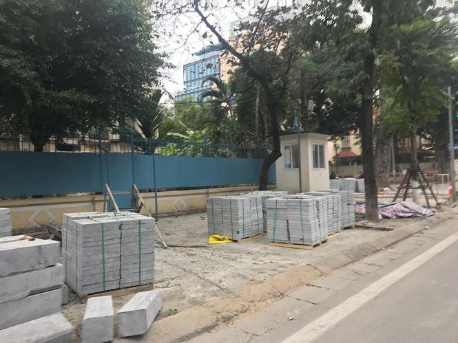 Người dân Thủ đô rất bức xúc trước việc vỉa hè bị đào bới và thay mới liên tục gây nhếch nhác cho Thủ đô và gây lãng phí.