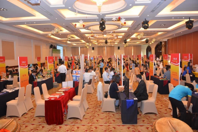 Các gian hàng giới thiệu sản phẩm dịch vụ.
