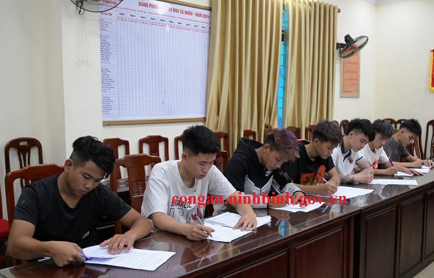 Số thanh, thiếu niên bị triệu tập, điều tra, làm rõ về hành vi gây rối trật tự công cộng và cướp tài sản. Ảnh: CA Ninh Bình.