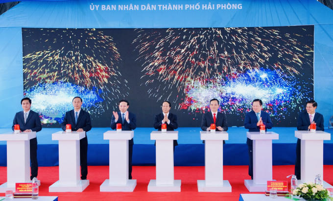 Các đai biểu thực hiện nghi thức khởi công..