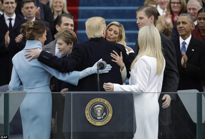 Tổng thống Donald Trump ôm trọn đại gia đình của mình sau khi tuyên thệ nhậm chức trong lễ nhậm chức Tổng thống lần thứ 58 diễn ra tại nước Mỹ. (Ảnh: AP)