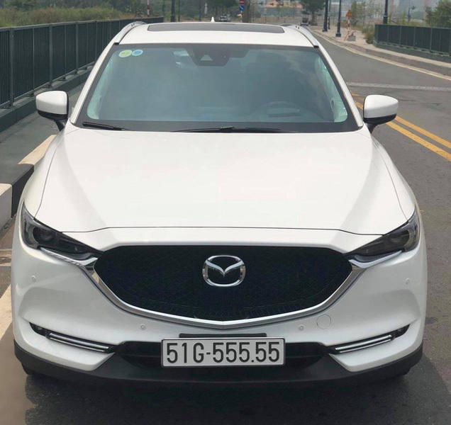 Giữa tháng 4/2018, một chiếc Mazda CX-5 2018 đã được chủ nhân có ''bàn tay vàng'' bốc biển kiểm soát tứ quý 5. Trước đó, khi đã lăn bánh được khoảng 500 km, chiếc CX-5 2018 này chào giá 2,4 tỷ đồng. Mazda CX-5 biển số 51G - 555.55 hoàn toàn được chủ nhân bốc biển một cách ngẫu nhiên, xe thuộc thế hệ mới đã được ra mắt tại Việt Nam vào giữa tháng 11/2017. (Ảnh: Dân Việt)