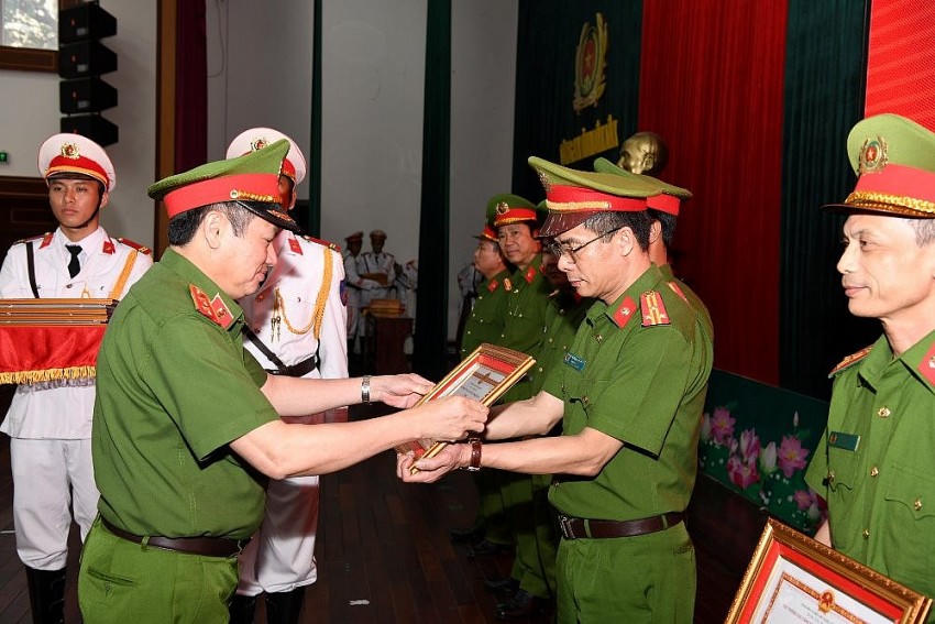 Trung tướng Nguyễn Văn Viện tặng Giấy khen cho 6 tập thể, 25 cá nhân có thành tích trong thực hiện phương án nghiệp vụ 3632.