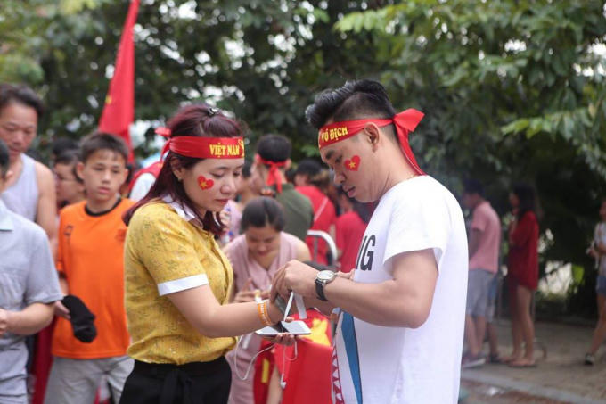 Băng rôn, cờ đỏ là phụ kiện không thể thiếu trong ngày hôm nay.