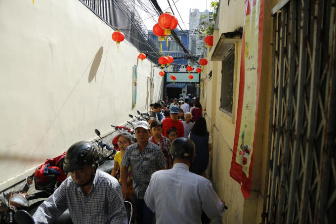 Các chùa trong các con hẻm cũng chật cứng người.
