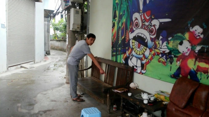 Cháu bé bị bỏ rơi trên chiếc ghế trước cửa nhà anh Lưu Văn Hùng.