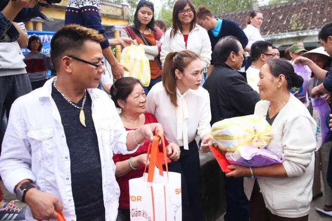 Chăm chú lắng nghe bà con tâm sự.