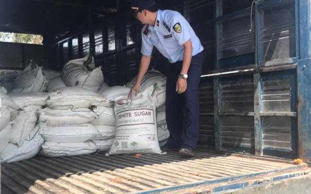 Long An: Tạm giữ gần 2,5 tấn đường cát nhập lậu trên đường đi tiêu thụ
