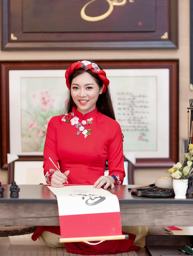 Thanh trúc chia sẻ: "Theo em, ngày Tết người ta xin chữ ông đồ ai để được may mắn, nhiều điều tốt lành, như ý trong năm. Xin chữ đầu năm là một trong những nét đẹp văn hóa của người Việt. Cứ mỗi năm, vào thời điểm đầu tháng Giêng thì mọi người lại đi xin chữ thầy đồ để về treo trong nhà để cầu mong hạnh phúc cho bản thân và gia đình".