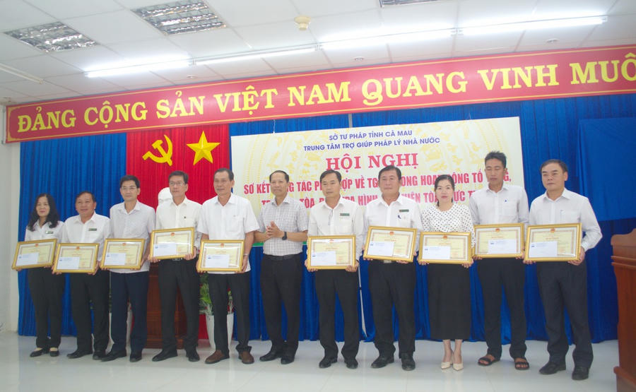 Ông Trần Hoàng Lộc - Phó Bí thư Đảng ủy, Phó Giám đốc Sở Tư pháp Cà Mau, Phó Chủ tịch Hội đồng phối hợp liên ngành về TGPL trong hoạt động tố tụng tỉnh, trao Bằng khen của Chủ tịch UBND tỉnh cho tập thể và cá nhân có thành tích tiêu biểu, xuất sắc trong công tác trợ giúp pháp lý trực tại TAND, tổ chức phiên tòa trực tuyến và trực trợ giúp pháp lý trong điều tra hình sự trên địa bàn tỉnh.