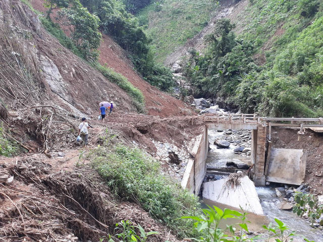 Sạt lở nghiêm trọng đến mức đến cả máy múc cũng không thể di chuyển vào để cứu hộ.