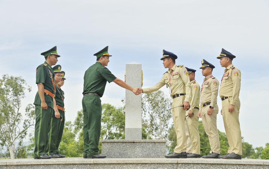 Lực lượng chức năng hai bên biên giới thường xuyên trao đổi thông tin, tình hình cho nhau (Ảnh: Tuấn Kiệt)