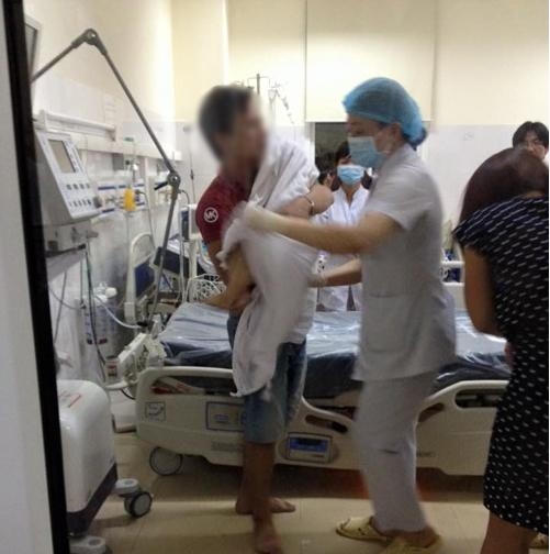 Hình ảnh ông bố ôm con tử vong vì hóc hạt nhãn khiến nhiều người xót xa cũng là bài học cảnh báo cho các bậc cha mẹ. (Ảnh: FB BH)