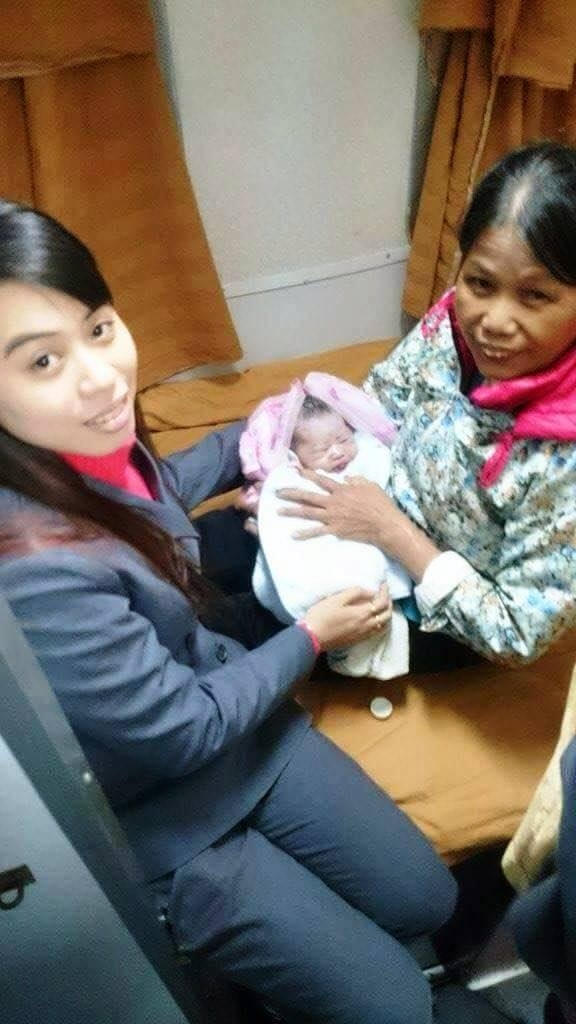 Mẹ con sản phụ Bùi Thị Tỉnh được nhân viên tàu SE18 đỡ đẻ thành công.