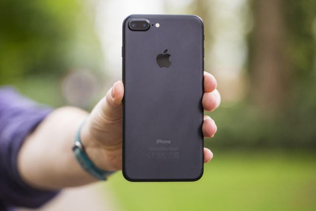 Số liệu thống kê từ GfK chỉ ra rằng iPhone 7 Plus là thiết bị thống lĩnh phân khúc smartphone cận cao cấp (10-15 triệu đồng) nhiều tháng liền trong năm 2019 với hơn 50% thị phần. Theo nhận định từ nhiều chuyên gia, nguyên nhân thành công của iPhone 7 Plus đến từ việc nhóm sản phẩm cận cao cấp chưa được các hãng di động tập trung phát triển tại Việt Nam.