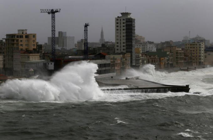 Sóng biển không ngừng "tấn công" những khu phố cổ ở Havana. Irma là cơn bão mạnh nhất quét qua Cuba trong những năm gần đây.