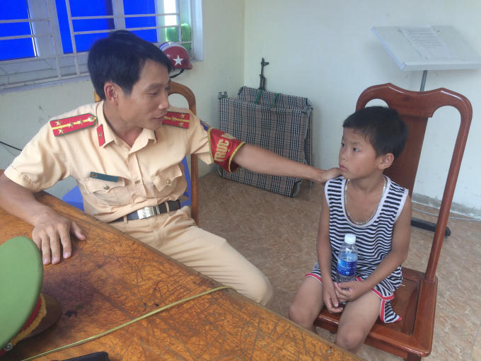 Cháu bé Hoàng Phong đi lạc cách xa nhà 10 km được Công an thành phố Hà Tĩnh giúp đỡ.