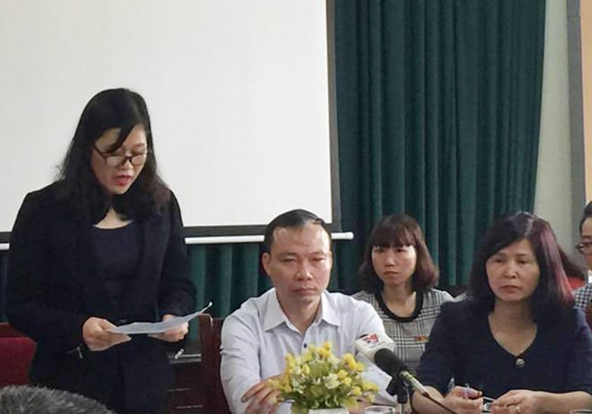 Công bố quyết định kỷ luật Hiệu trưởng và Hiệu phó trường Tiểu học Nam Trung Yên sáng 21/2. Ảnh: Kiều Trang.