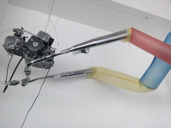 Các động cơ xe được dùng cho sắp đặt mà tác giả Ưu Đàm tạo ra.