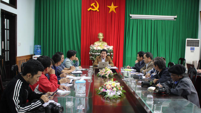 Ông Trương Hoài Anh - Chủ tịch UBND huyện Krông Năng thông tin trước báo chí về vụ việc.