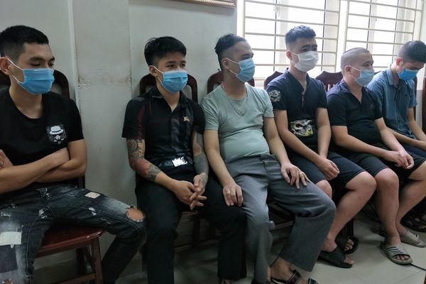 Nhóm đối tượng trong đường dây đánh bạc bị bắt tại cơ quan công an.