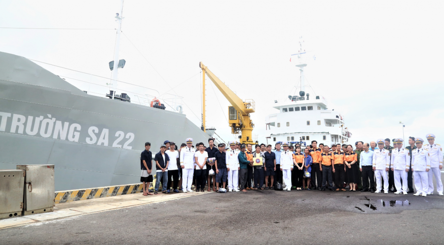 52 ngư dân được hải quân và các đơn vị đưa về đất liền an toàn.