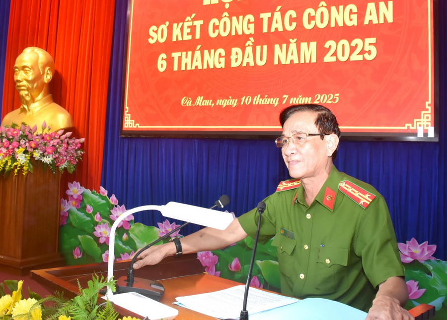 Đại tá Phạm Minh Lũy - Phó Giám đốc Công an tỉnh Cà Mau, điều hành tham luận tại Hội nghị.