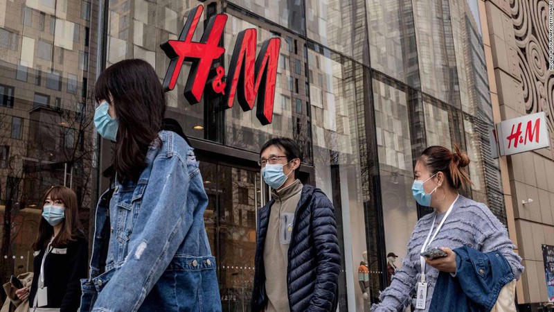 H&amp;amp;M tuyên bố không dùng bông Tân Cương nên vấp phải làn sóng chỉ trích và tẩy chay dữ dội từ người Trung Quốc. 