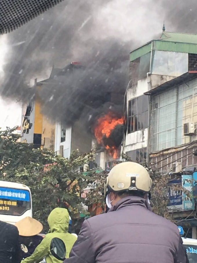 Ngọn lửa đang cháy tại tầng 3 của ngôi nhà số 69
