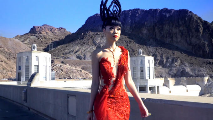 Bản tin Thời trang Plus số 21: Đập thủy điện trở th&agrave;nh s&agrave;n diễn catwalk