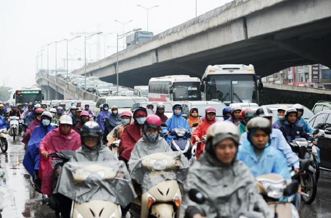 Các phương tiện kẹt cứng trên đường Khuất Duy Tiến (Ảnh: Văn Đại).