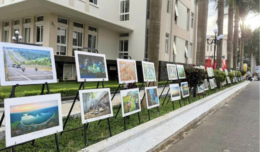 Các tác phẩm phản ánh đa dạng thành tựu kinh tế- xã hội, tiềm năng, lợi thế và giá trị văn hóa các dân tộc an hem trên địa bàn tỉnh. (Ảnh: Báo Đắk Lắk)