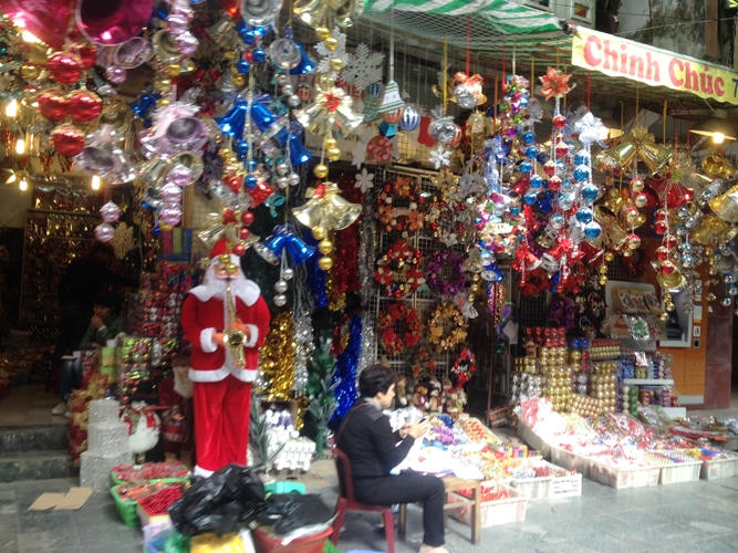 Hàng hóa năm nay đặc sắc, đa dạng và nhiều mẫu sáng tạo bắt mắt hơn.