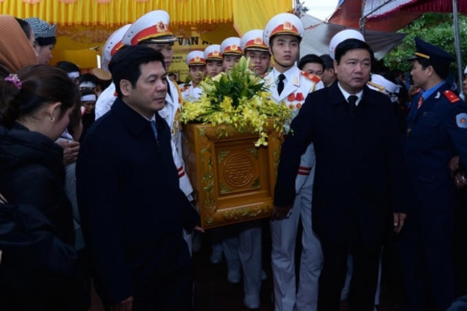 Đồng chí Đinh La Thăng, Ủy viên Bộ Chính trị, Bí thư Thành ủy Tp Hồ Chí Minh, Bộ trưởng Bộ GTVT và đồng chí Nguyễn Hồng Diên, Ủy viên Trung ương Đảng, Chủ tịch UBND tỉnh Thái Bình đưa linh cữu Thứ trưởng Phạm Quý Tiêuvề nghĩa trang Tổ Mối tại thôn Đông, xã Hồng Việt, huyện Đông Hưng, tỉnh Thái Bình.