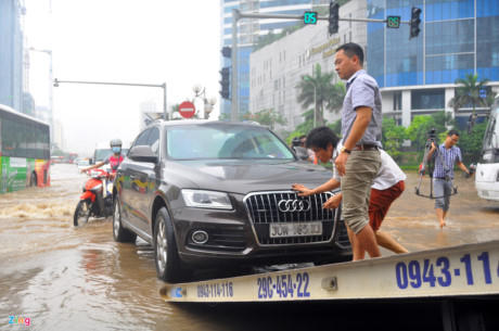 Đoạn đường nằm sát khu chung cư này có thời điểm chìm trong biển nước với độ ngập sâu hơn 60cm, chỗ trũng nhất nước dâng cao khoảng 80 cm. Hình ảnh được Zing ghi nhận trên đường Dương Đình Nghệ lúc 8h30 sáng 25/5/2016. Ảnh: Zing.
