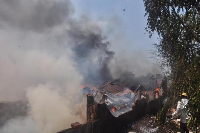 Đến trưa nay, công tác khống chế đám cháy vẫn đang diễn ra.