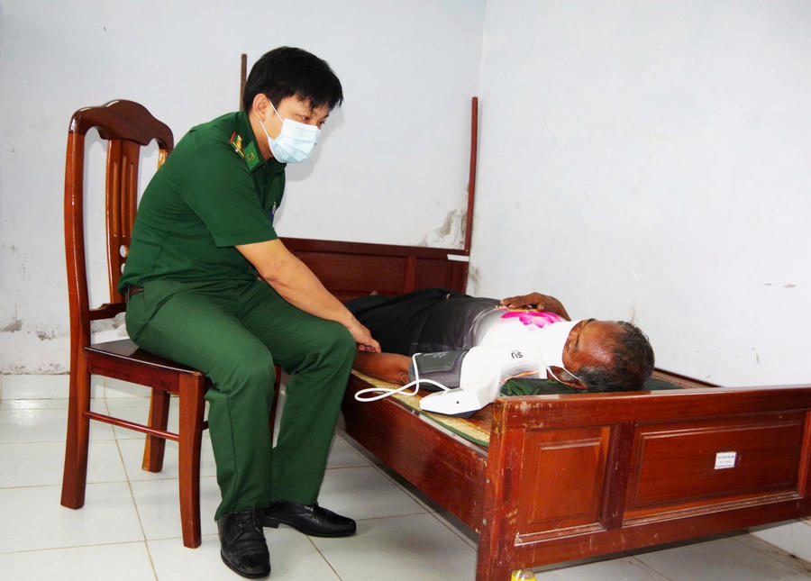 Quân y Đồn Biên phòng Khánh Hội chăm sóc sức khoẻ nhân đạo cho các thuyền viên người nước ngoài.