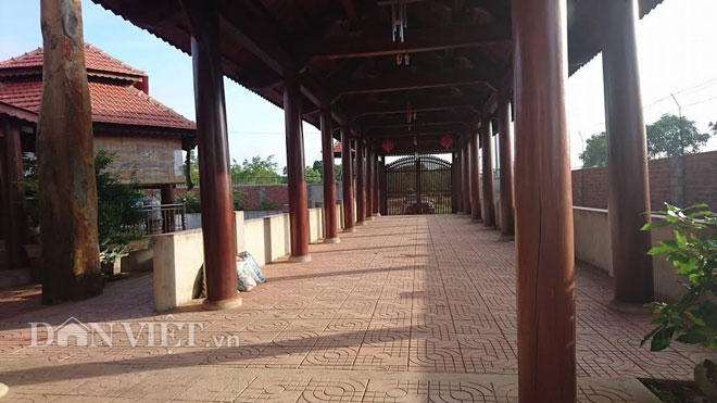 Lối đi vào nhà toàn cột gỗ cỡ lớn