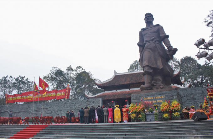 Các đại biểu dâng hương, hoa tại Tượng đài Hoàng đế Quang Trung.