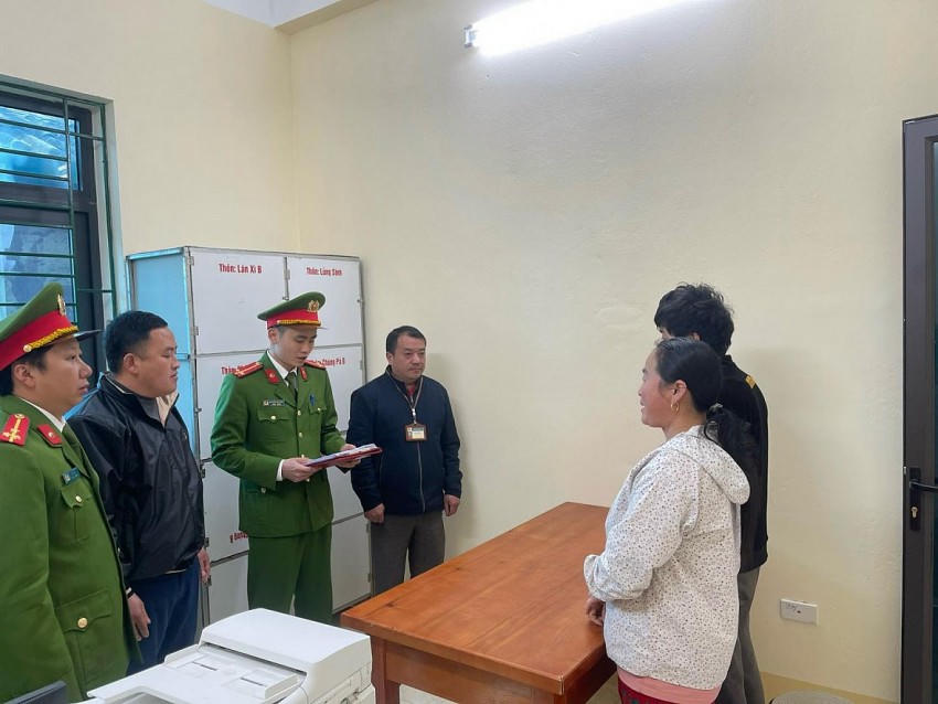 Các đối tượng tham gia đánh bạc bằng hình thức chơi bi-a.