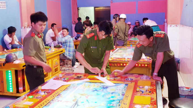 Lực lượng chức năng kiểm tra, niêm phong máy chơi game.